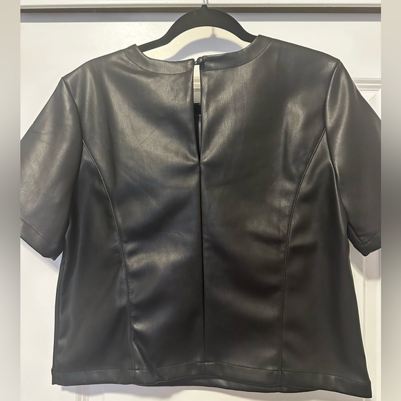 NWT Evereve Black Faux Leather Short Sleeve Top size small - Picture 2 of 4